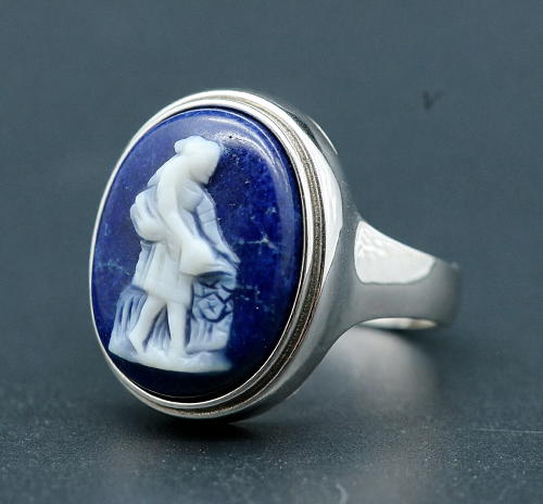 Estimation bague camée : camée à personnage en pied sur fond bleu, monture ovale en métal blanc