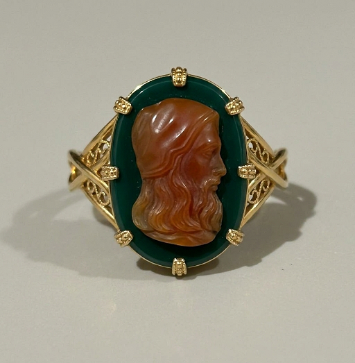 Estimation bague camée : profil d’homme barbu en relief sur fond vert, monture or à griffes et anneau ajouré